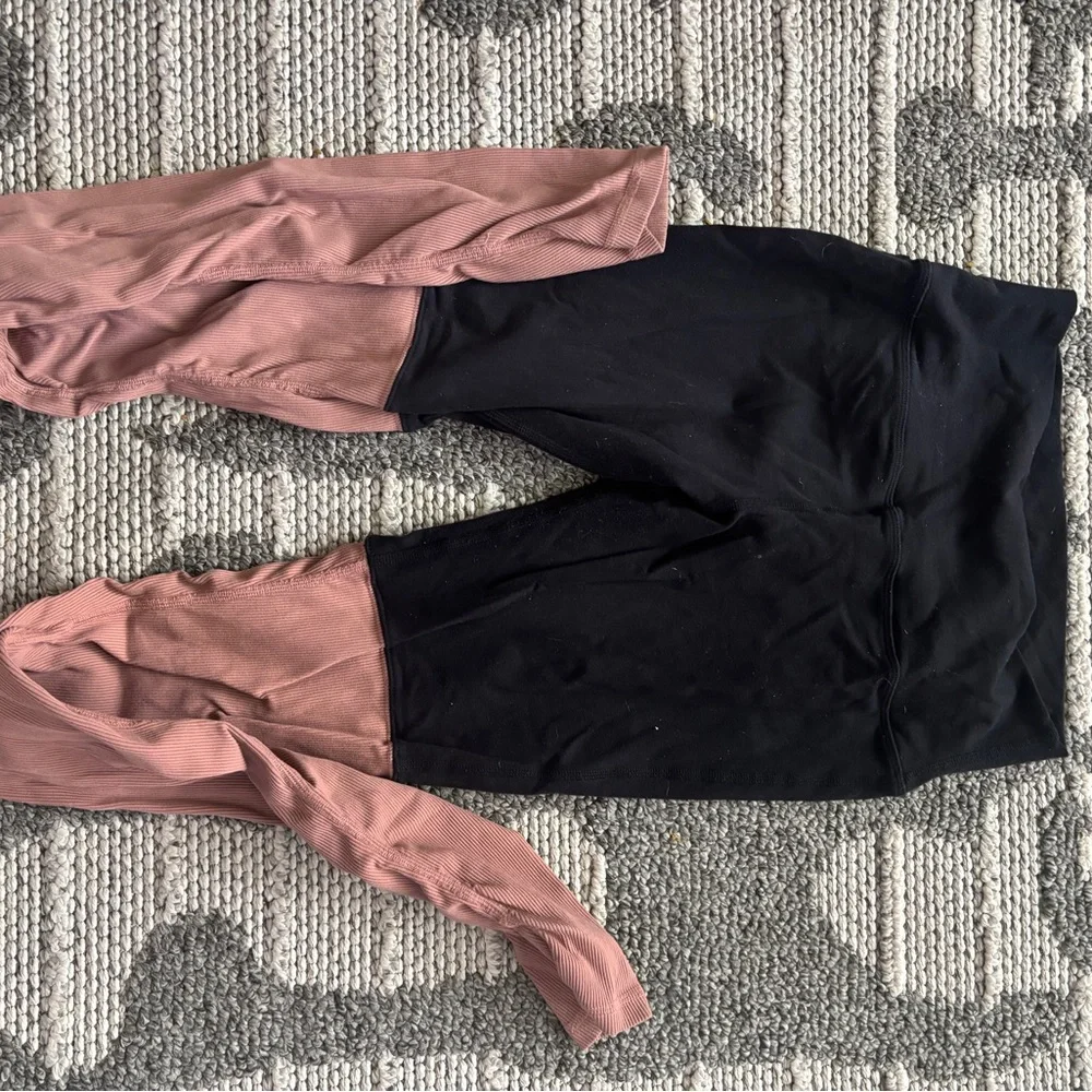 ALO Yoga Black/ Dusty Rose Goddess Leggings - Picture 1 of 3